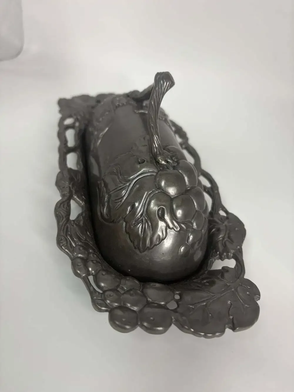 Vintage Arthurs Court 2001 Pewter Grape Vines Leaves Covered Butter Dish.